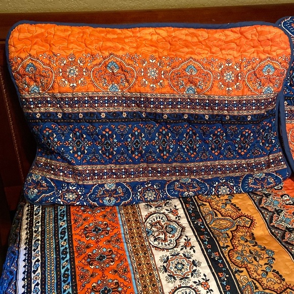 Queen Size Bedspread with Shams. - Picture 8 of 10